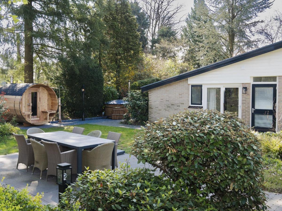 Attractive Bungalow With Sauna And Hot Tub Villa Voorthuizen Bagian luar foto